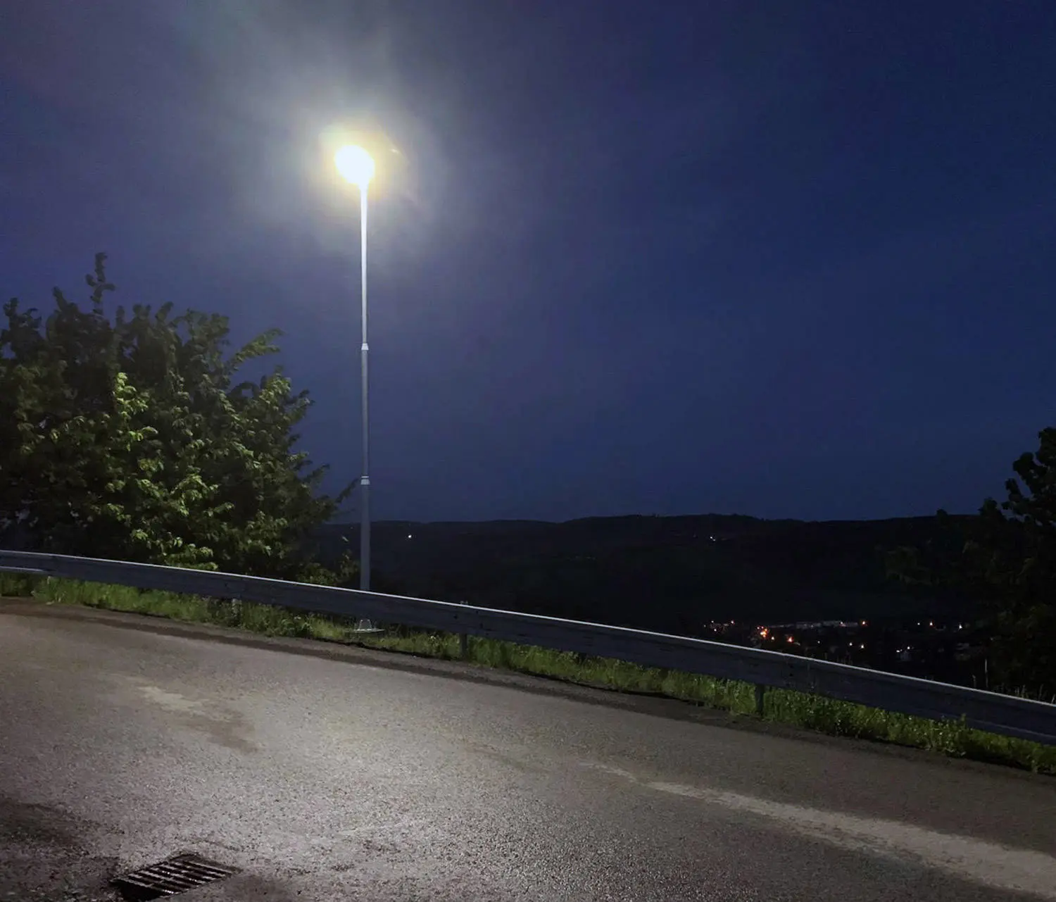 Model F — chodník