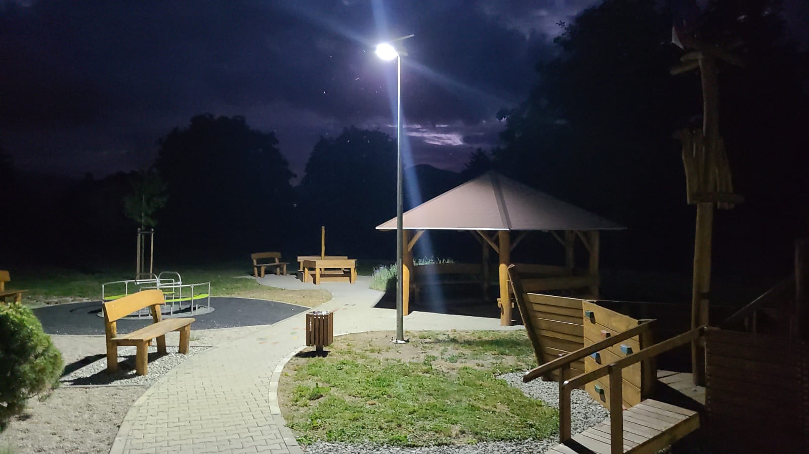 Solárne osvetlenie Sučany — chodník